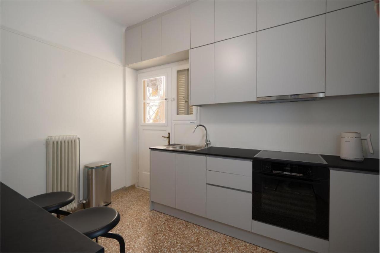 Vibrant Urban Getaway: Charming 2-Bedroom Near Bars, Parks, And Metro アテネ エクステリア 写真