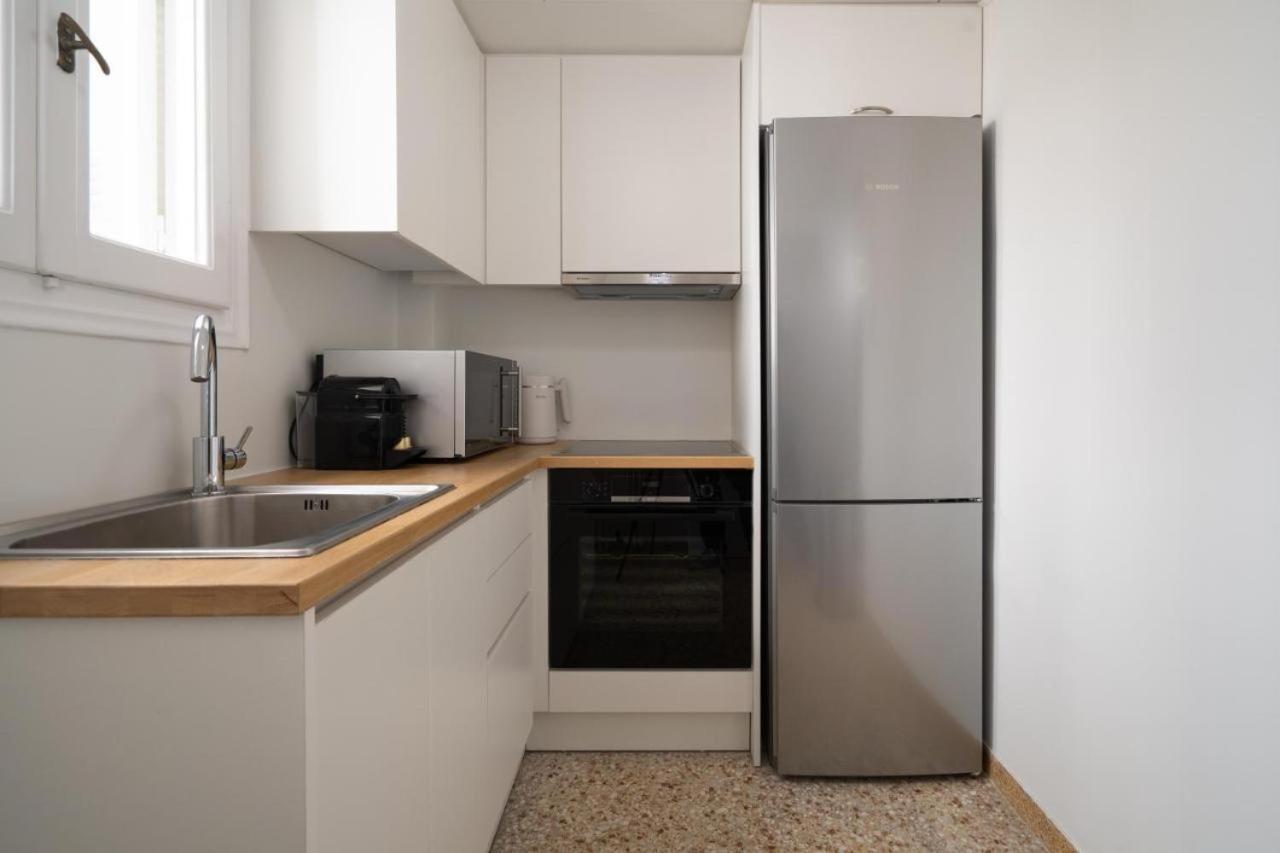 Vibrant Urban Getaway: Charming 2-Bedroom Near Bars, Parks, And Metro アテネ エクステリア 写真